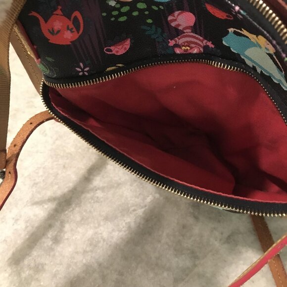 Disney Dooney & Bourke Crossbody Alice in Wonderland 65th Anniversary Teatime - Picture 7 of 15